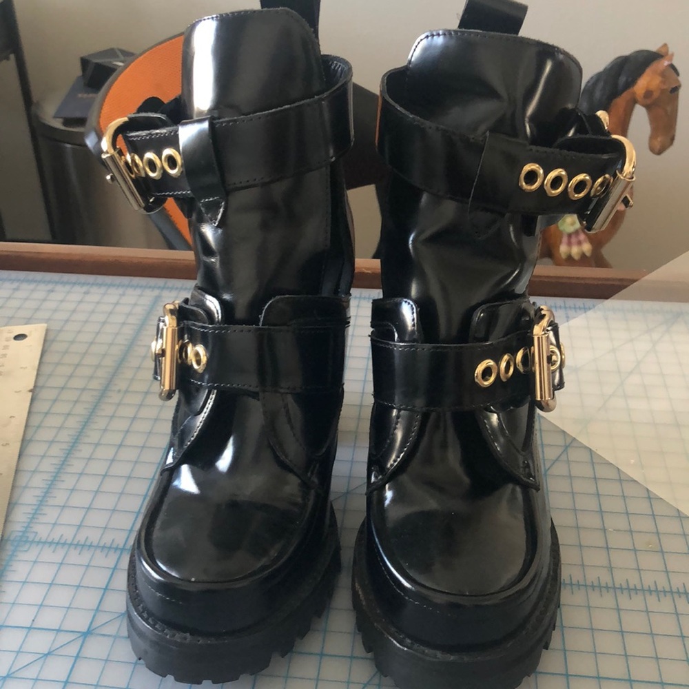 Jeffrey Campbell buckle patent like new wore once.